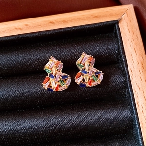 Dettaglio macro degli orecchini a zucca placcati oro 18k con zirconi colorati incastonati