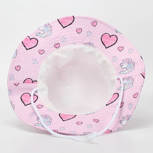 Vue détaillée du chapeau rose avec motifs licorne et cœur et cordon de serrage réglable