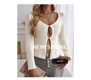 Dettaglio del cardigan bianco in maglia con apertura frontale e maniche lunghe
