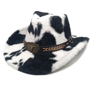 Dettaglio cappello cowboy maculato con texture peluche, cinturino in pelle e fibbia a teschio