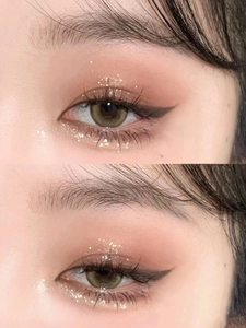 Close-up van glitteroogschaduw en aardetinten aangebracht op het ooglid met lovertjes
