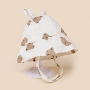 Detail eines Baby-Sonnenhuts aus Baumwolle mit Bärenprint, Ohren und Kinnriemen