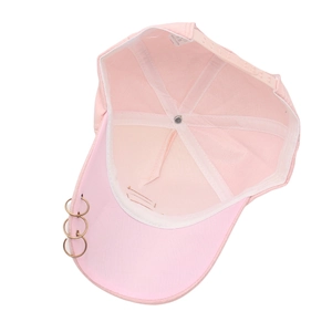 Vue détaillée de la casquette rose avec sangle réglable et anneaux métalliques