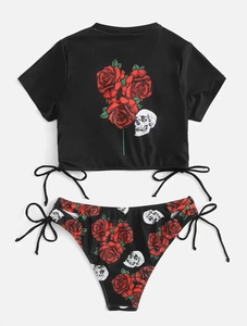 Détail de l'imprimé rose et crâne sur un bikini deux pièces noir avec liens latéraux