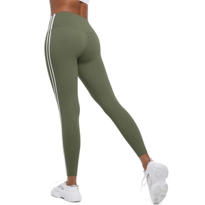 Vue détaillée du legging de yoga vert olive avec taille haute et rayures blanches