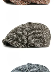 Dettaglio del berretto newsboy vintage in tweed con trama a maglia in caffè e blu