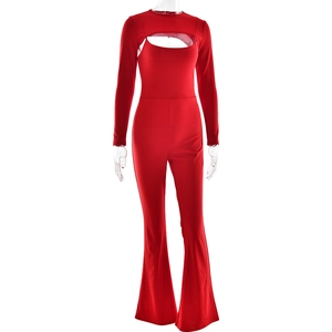 Détail d'un body rouge à manches longues avec découpe poitrine et pantalon évasé