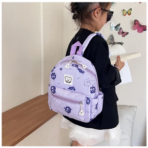 Dettaglio dello zaino viola per bambini con motivo a pecorelle e tasca laterale