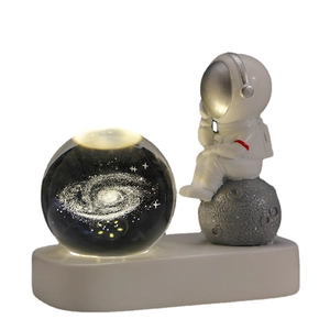 Luce notturna astronauta sfera di cristallo su base luna in resina decoro scrivania