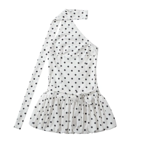 Détail de robe blanche à pois avec foulard, nœud à la taille et ourlet volanté