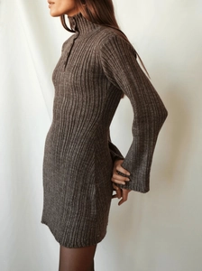 Braunes Strickkleid mit schulterfreiem Design, Knopfdetails und gerippter Textur für Damen