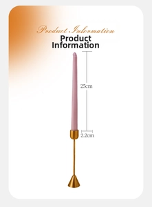 Detalle de vela cónica morada de 25 cm en un candelabro dorado para cenas y banquetes