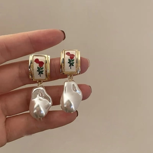 Orecchini vintage con cornice rosa dorata e pendenti in perle barocche