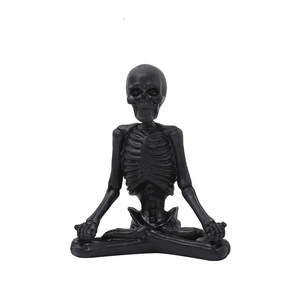 Figurine de squelette en résine noir mat en pose de yoga lotus pour décor d'intérieur