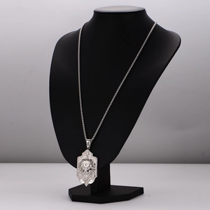 Collier vintage en acier inoxydable avec pendentif tête de lion et couronne sur buste noir