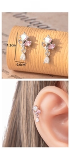 Détail de boucles d'oreilles fleurs avec zircons roses et pendentifs, 1,2 cm sur 0,6 cm