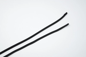Vue détaillée des fines attaches noires dos nu sur une robe sexy à découpes ajustée