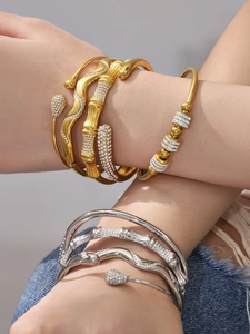 Détails macro des bracelets géométriques plaqués or et argent avec pavé de zircons