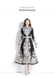 Détail d'une robe longue imprimée à revers avec manches lanternes et ceinture assortie
