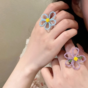 Détails de bagues de fleurs faites à la main en perles bleues et violet clair