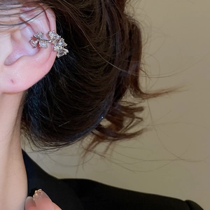Détail du protège-oreille double cœur en argent avec motif floral en zircon brillant