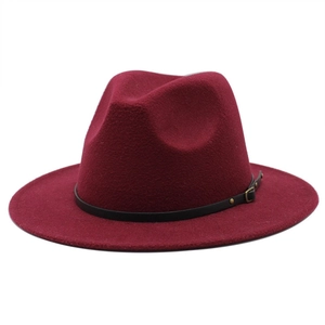 Dettaglio del cappello fedora rosso vino con texture in lana e fascia in pelle nera