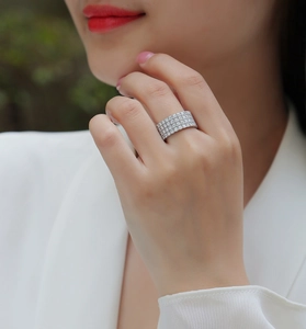 Close-up of a wide 925 silver eternity ring with four rows of sparkling moissanite stones