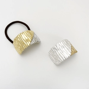 Minimalist striped alloy arch ponytail holder in gold and silver contrast metal finish