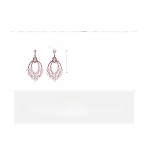 Dettaglio degli orecchini con nappe di strass rosa, lunghezza 7 cm e perni in argento