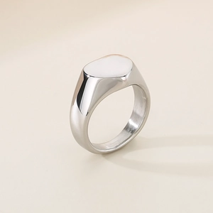 Détail d'une bague chevalière en acier inoxydable argenté avec surface polie lisse