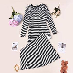 Ensemble en maille à rayures noires et blanches avec haut et jupe posés à plat décorés