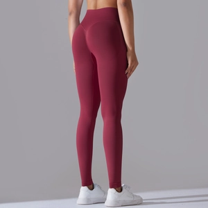 Vista posteriore dettagliata dei leggings da yoga senza cuciture bordeaux a vita alta