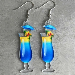 Detailansicht der tropischen Cocktailglas-Ohrringe aus Acryl mit blau-gelbem Farbverlauf