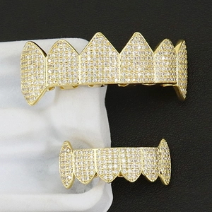 Set de grillz hip hop dorés en forme de crocs de vampire avec zircons étincelants
