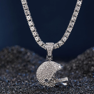 Collier pendentif casque de rugby argenté avec chaîne tennis sertie sur fond scintillant