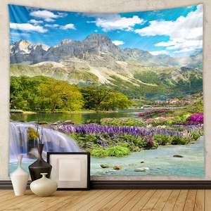Detailansicht Wandteppich mit Schneeberegen und lila Blumenmeer in moderner Raumdekoration