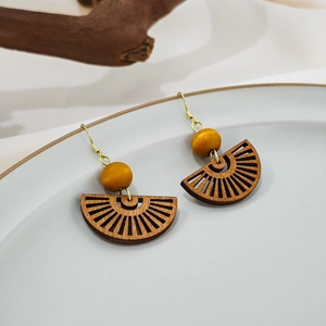 Boucles d'oreilles ethniques en bois en forme d'éventail avec aiguilles en argent sur plat