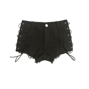 Pantaloncini in denim nero con lacci laterali e orlo sfrangiato su sfondo bianco