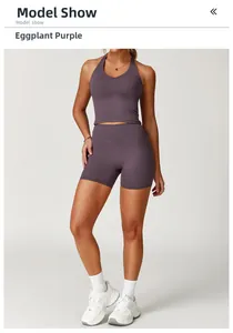 Set da yoga viola melanzana con top sportivo allacciato al collo e pantaloncini a vita alta