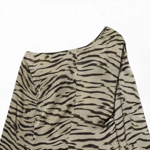 Schickes One-Shoulder-Top mit olivfarbenem Zebra-Print für einen mutigen Freizeit-Look