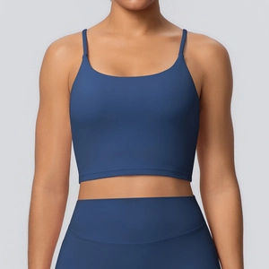 Détail de la brassière de sport bleu marine à fines bretelles et texture élastique