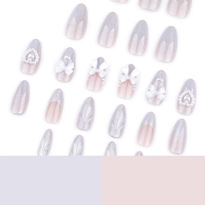 Faux ongles amande 3D avec nœud, perles, paillettes argentées et motif cœur