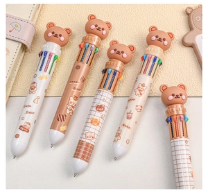 Dettaglio di cinque penne a 10 colori con cappucci a forma di orsetto 3D e motivi cartoon