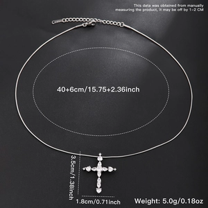 Collier pendentif croix hip hop argenté avec zircon cœur sur fond noir élégant et moderne