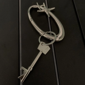 Mosquetón de estrella plateado y abridor de botellas con forma de llave de metal