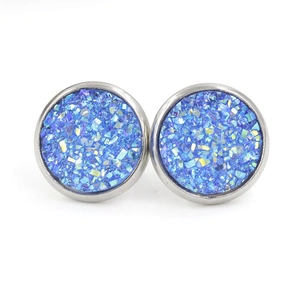 Détail de boucles d'oreilles 12mm en résine bleue avec texture scintillante et base argent