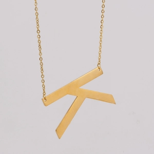 Collar de acero inoxidable pulido chapado en oro de 18 quilates con colgante letra K