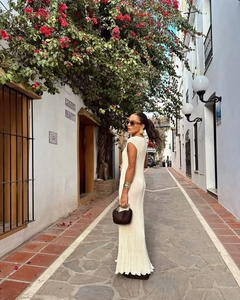 Detailed texture of white sleeveless ribbed knit dress featuring elegant bodycon fit