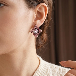 Orecchini vintage a rombo con diamante, cristallo rosa ovale e finitura in metallo oro