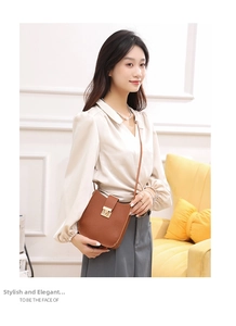 Sac bandoulière en cuir marron à texture litchi avec fermoir carré en métal doré